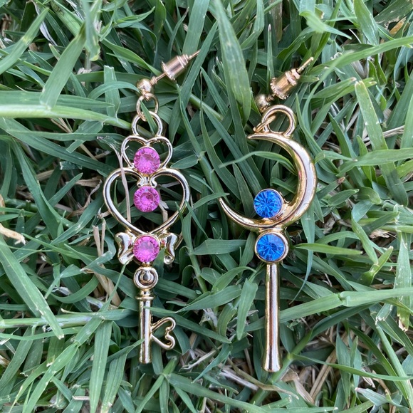 Sailor Moon Anime Inspired Gold Key Wand Earrings - Picture 3 of 6